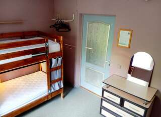 Хостел Британия Уфа 4-местный Женский номер (нижние места)-8