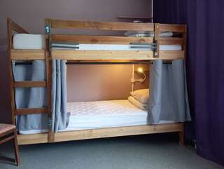 Хостел Британия Уфа 4-местный Женский номер (нижние места)-1