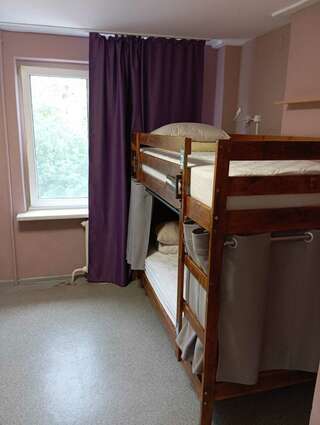 Хостел Британия Уфа 4-местный Женский номер (нижние места)-7